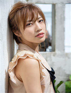 《扒开粉嫩尿口露出大胸美女》